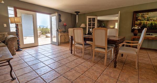 $2,400 / 3br - 2200ft2 - En alquiler: casa amueblada grande de 3 habitaciones y 3 baños en 5 acres (Morongo Valley)63668337625219123