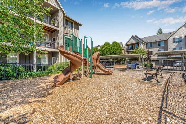 $2,213 / 3br - 1350ft2 - Carports & Garages Available, Bay Windows, 3bd 2ba (1099 NW Ordonez Pl, Hillsboro, OR)63820848867587121