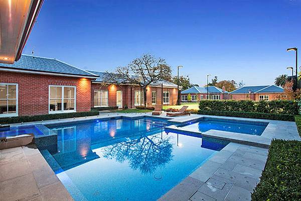 Custom Swimming Pools 1
