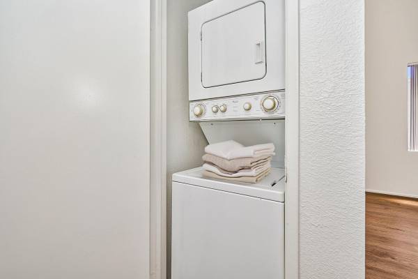 $3,039 / 3br - 1070ft2 - 3B/2B, State-Of-The-Art Fitness Center . (Santa Clarita)63700899658497122