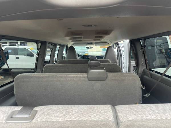2016 Chevrolet Express 3500 passenger - Photo 9