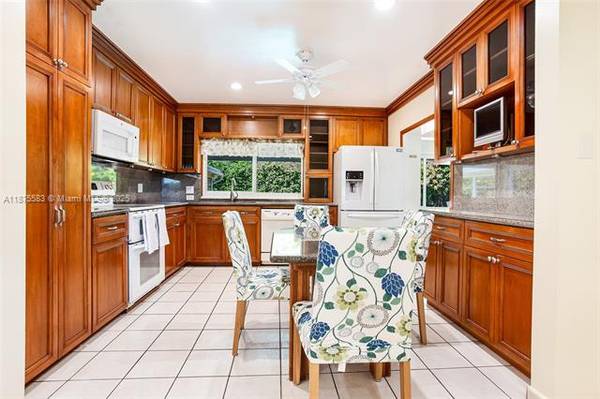 $789,900 / 4br - 2922ft2 - Beautiful Curb Appeal Sprawling 4 bed 3 bath Home (Plantation)63825133120385124