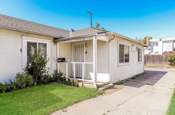 $1,000 / 2br - 819ft2 - Welcome home to this charming single-level ranch style home in a cul-de-sac loca (Sacramento)63961340328706120