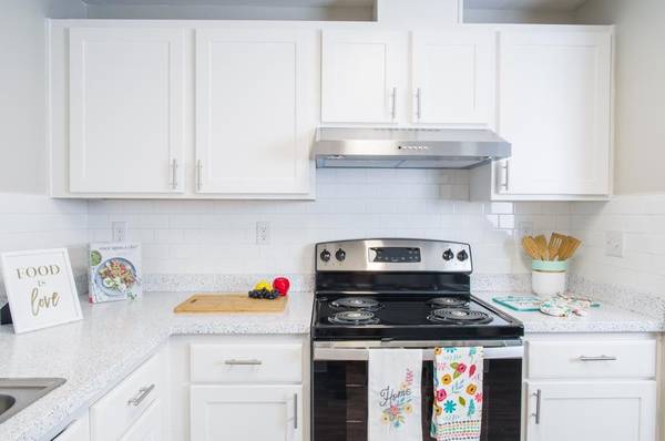 $1,700 / 1br - 691ft2 - Quiet, Clean and Peaceful. Tastefully Upgraded with Private Balcony. (Kent)63929301875971123