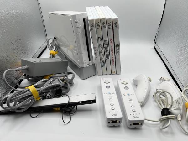 Nintendo Wii Game Console + 2 controllers + 4 Games & hookups
