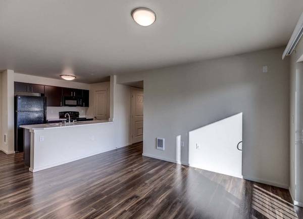 $1,549 / 2br - 833ft2 - Planos de piso espaciosos, mesa de billar, electrodomésticos negros Energy-Star (20104 Mountain Hwy E, Spanaway, WA)63659484282113120