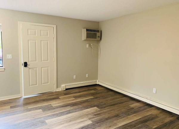 Cable Ready, Off Street Parking, Laundry Facilities 1