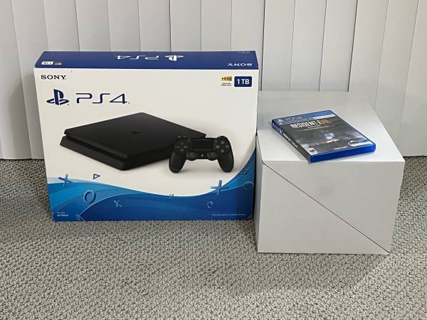 PS4 Slim 1Tb + Vr headset + resident evil 7 Vr 1