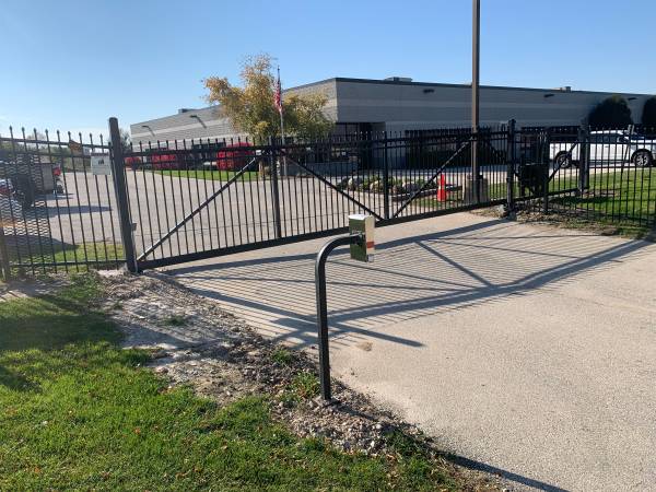 Fence custom made - $1 (Milwaukee)63470466115457123