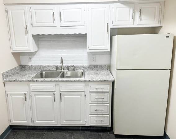 $825 / 364ft2 - Castle Court 16 - Studio apartment (Midtown) (Midtown)63681695855747121