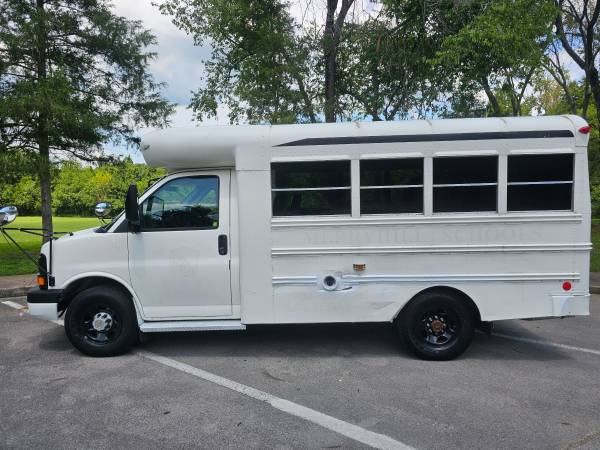 2004 CHEVROLET EXPRESS G3500 BLUE BIRD AUTOBÚS PARA 14 PASAJEROS, 1 DUEÑO - $13.900 (MURFREESBORO)634707540755211224