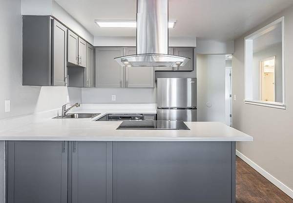 $1,695 / 2br - 985ft2 - Bedroom with En Suite Bathroom, Extra Storage, Sparkling Swimming Pool (Portland)63831535446787122