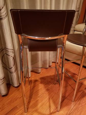 JUEGO DE DOS SILLAS ESCULTÓRICAS DE PIEL MARRÓN DE PRIMER CORTTE PARA BARRA O CONTRAVENTANA - $100 (ISLA DE STATEN)63471466872835121