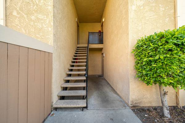 $2,625 / 2br - 757ft2 - Bring Your Furry Friends! We Are Pet Friendly! (2x1 Upstairs) (Vista)63663819048833121