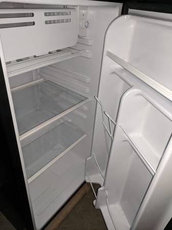 Igloo Mini Fridge and microwave 1