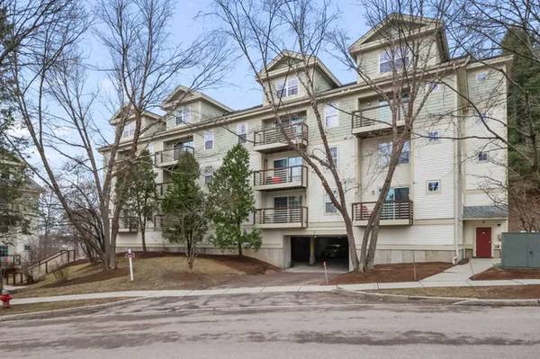 $1,450 / 1br - 571ft2 - Enjoy stunning panoramic Lake Champlain and Adirondack Mountain views (Burlington)63784684910337120