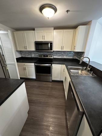 $2,525 / 2 habitaciones - 1140 pies² - Amplios armarios empotrados, mantenimiento de emergencia 24/7, garaje (180 Woodbury St, Manchester, NH)63656161543427121