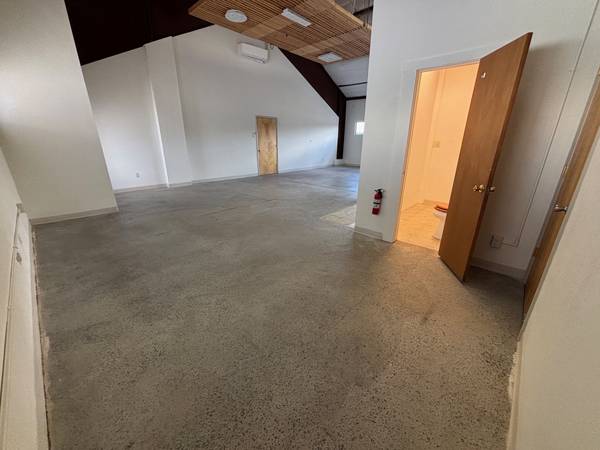 $1,917 / 988ft2 - Beautiful, Sunny Office/Artist Studio (Centrally Located)63659832944771124