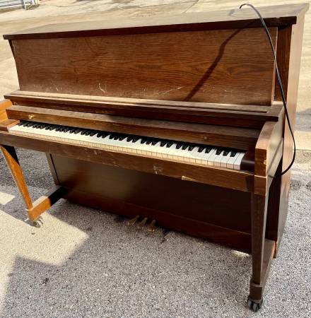 Beautiful Baldwin Upright Piano 1