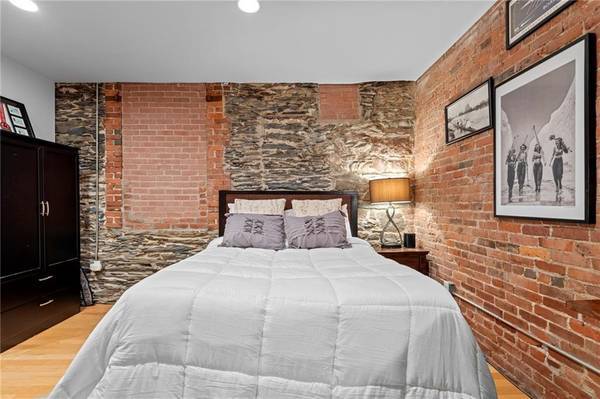 $1,300 / 1br - 1568ft2 - Large Loft condo in the heart of Providence. This condo captures all (Providence)64002993482883121