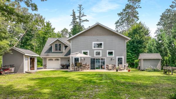 $569,500 / 3br - 2200ft2 - 8895 W North Lake Road (Greenwood)63845961702401120