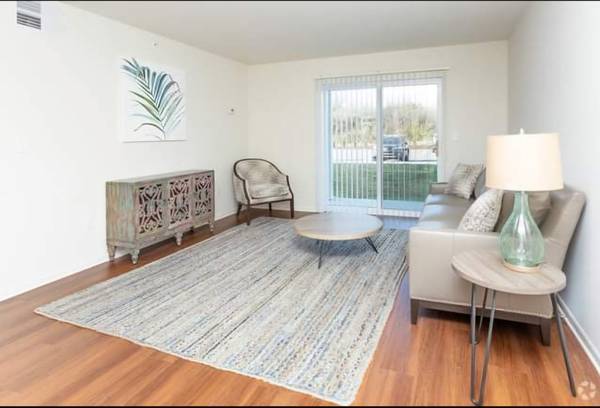 $1,375 / 2br - 960ft2 - First floor apartment (St Clair)63812658493185123