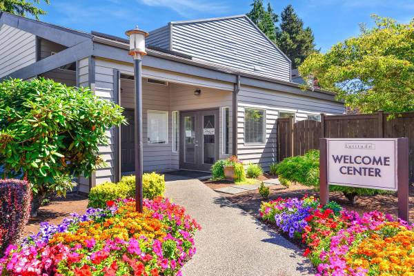 $1,999 / 2br - 891ft2 - Electric Refrigerator, Short-Term Leases Available, Carports*63688462646017120