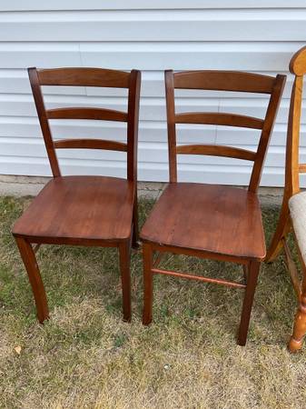 2 Wood Chairs $5 for BOTH 1