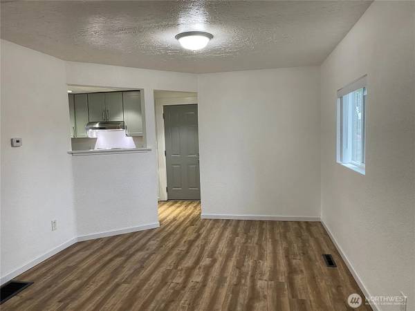 $1,900 / 2br - 1270ft2 - T-Town Charm 2x1 1270sf w/Fenced Yard Near Boze Elementary & I-5 (Tacoma, Near I-5, Schools, East Tacoma Parks & Fife Transit)63688586435203124