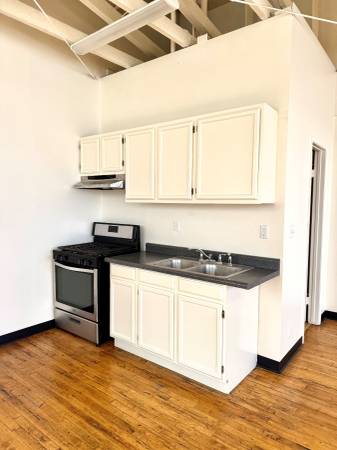 $2,430 / 1br - 1350ft2 - FREE MONTH!  Loft Apartment and Live/Work 1050 47th Ave #6 (Oakland)63682870715395122