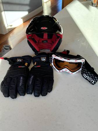 Womens ski helmet, goggles and gloves 1