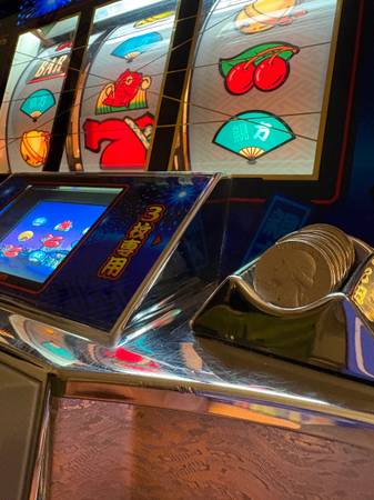 SLOT MACHINE QUARTERS an TOKENS 1