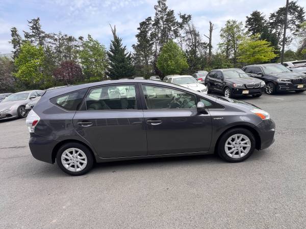 2012 Toyota Prius V tres 4 puertas Wagon híbrido gasolina/eléctrico - $5,999 (CHANTILLY)63616596623235123
