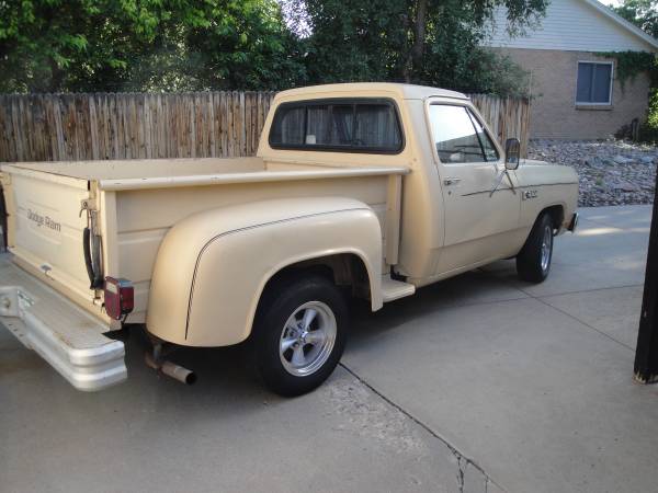 1982 Dodge d150 cama corta paso lateral V8 4 velocidades - $7,500 (Lakewood)63619951744131122