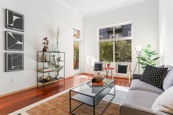 $1,800 / 1br - 777ft2 - Stunning ground floor condo in the heart of Wallingford, with soaring! (Seattle, WA)63814711810307121