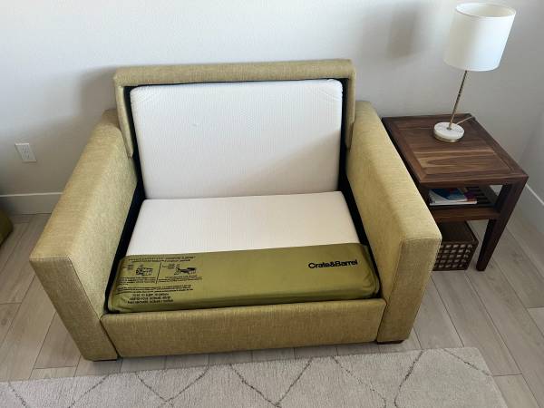 Sofá / cama plegable (tamaño individual) Crate and Barrel - $200 (Danville / San Ramon)63439887442433122