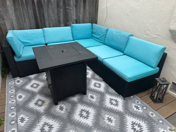 Grey & white outdoor rug 6x9’ - $15 (santa cruz)63471475427841121