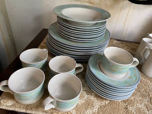 Mikasa dinnerware set 1