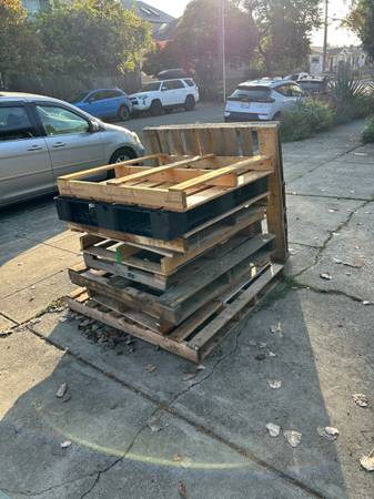 Free wooden pallets 1