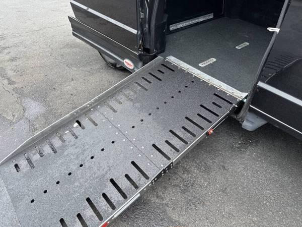 2018 DODGE CARAVAN WHEELCHAIR VAN RAMP POWER LOW MILES - $35,000 (Seekonk MA , Platinum BraunAbility Dealer)63623725774851122