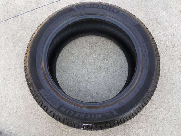 215/55/17, One Michelin Defender2 tire, 215/55R17 1