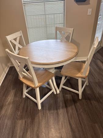 Expandable table with four chairs 1