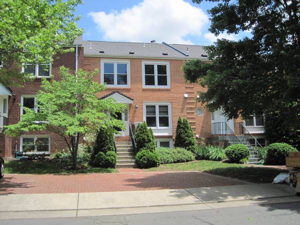 $925 / 4br - 400ft2 - Large Master Bedroom w/Full Private Bath (Tysons / Vienna / Mclean)64040030583171121