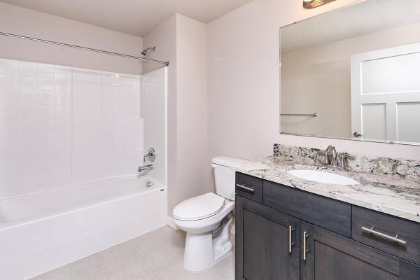 $1,775 / 2br - 1067ft2 - Vinyl Plank Flooring, Vaulted Ceilings, Classic Wainscoting (Nampa)63794993261315124