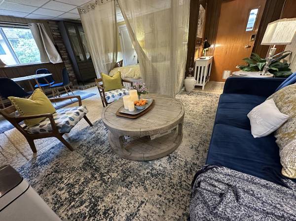 $3,200 / 2br - 1600ft2 - Furnished Two Bedroom WD in Unit Utilities Included Near Shopping (Shoreline)63944822770306123