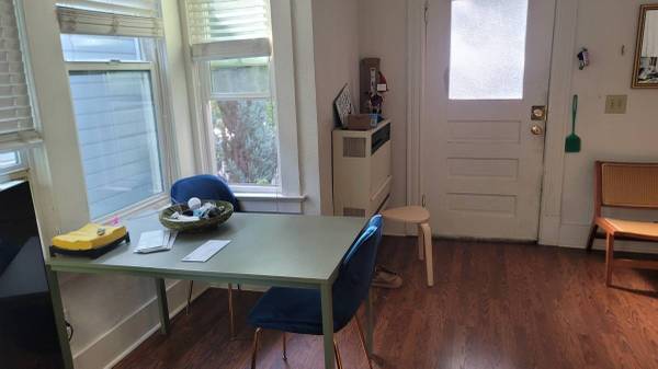$900 Middle Bedroom in a 3-BR/2-BA (Downtown)64043668041986124
