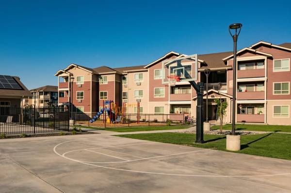 $1,542 / 3br - 3/BD 2/BA, Centro de Fitness de Última Generación, Sala de Juegos (2555 Bella Coola Ln, Richland, WA)63829731882755124