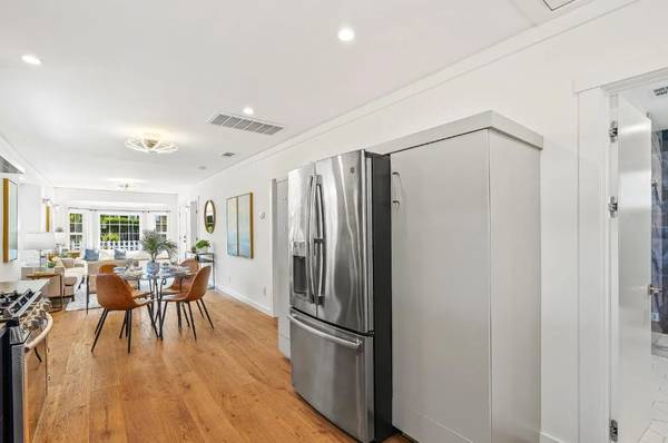 $1,025 / 2br - 885ft2 - Move-In Ready - 2022 Remodel - Walk to Farmers Market - Great Commute (sunnyvale)63847021706113124