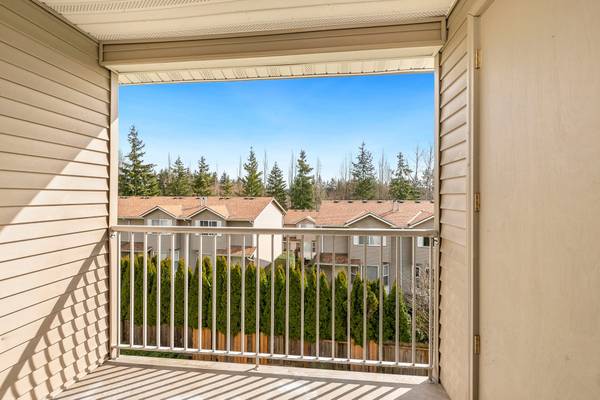 $2,300 / 2br - 1120ft2 - Refrigerator, Security Patrol, Vinyl Plank Flooring (2709 Lincoln Way, Lynnwood, WA)63890096260611121