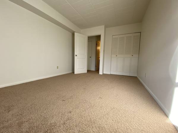 $1,075 / 1br - Incredible One Bedroom in Oakmont! Private Balcony, Central A/C & More (Oakmont / Plum / Fox Chapel / Harmar)63664544901507124